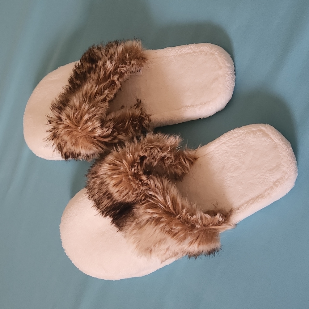 Cozy Medium Slippers, Never Worn, Women Sizes 7-10